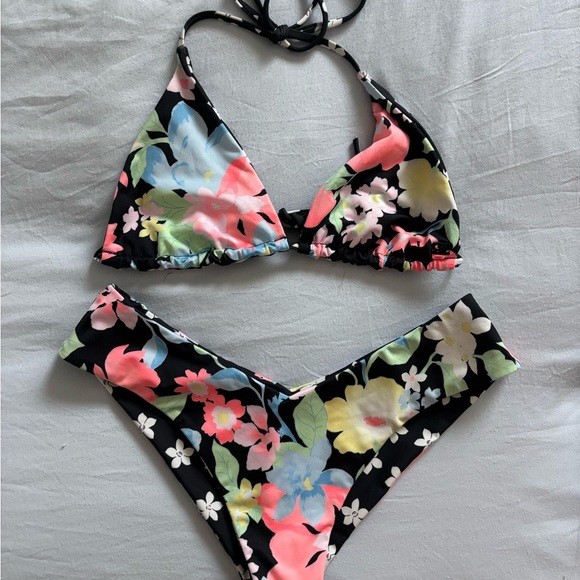 Billabong reversible Floral Bikini set - Picture 2 of 2